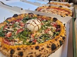 Pizza au feu de bois, roquette et crème de balsamique